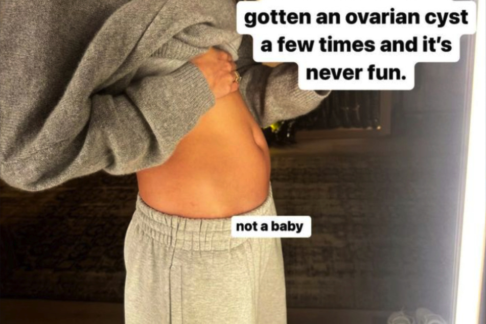 Auf Instagram teilte Hailey Bieber (26) ein Bild ihres Bauches.