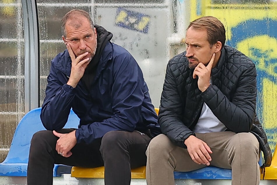 Jochen Seitz (49, l.) hat sich noch nicht entschieden, ob er über den Sommer hinaus Trainer von Lok Leipzig bleibt. Toni Wachsmuth (39) würde ihn gern halten.