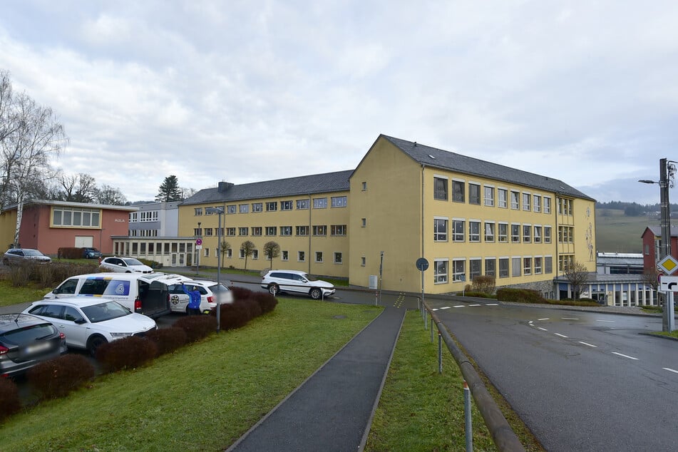 Thront auf dem Amtsberg hoch über Klingenthal: An der "Eliteschule des Sports" mit Oberschule und Gymnasium gibt es schulartübergreifende Sportklassen.