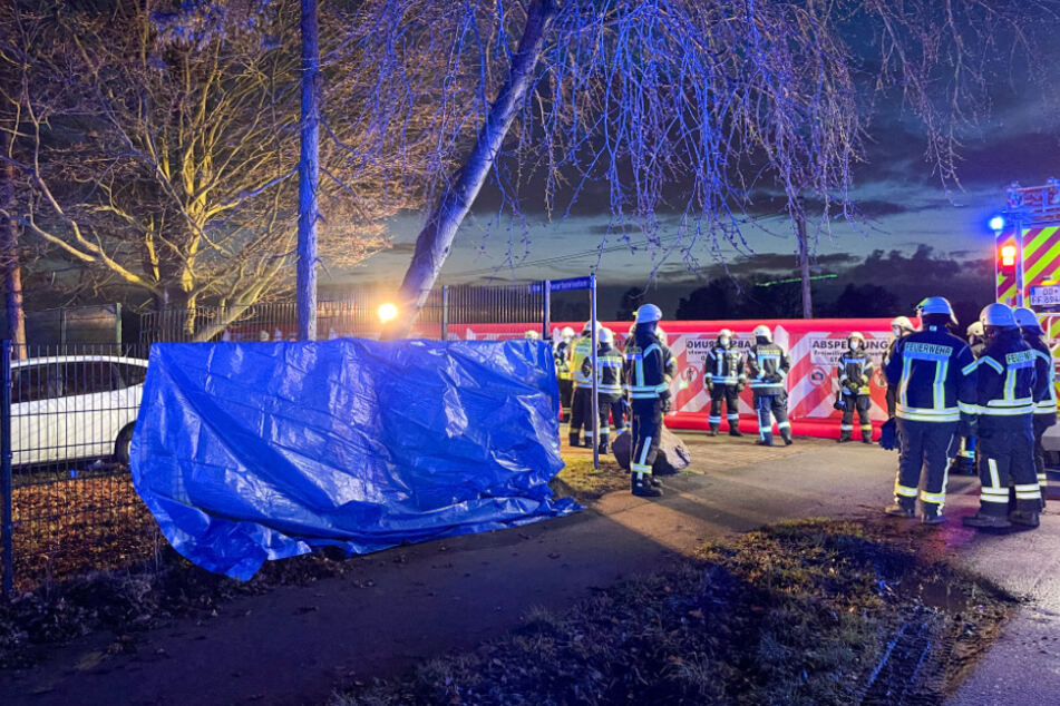 Zahlreiche Einsatzkräfte sind an der Unfallstelle vor Ort.