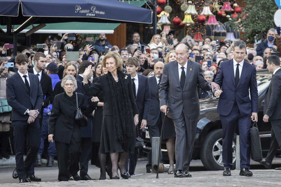 Neben dem aktuellen Königspaar verabschiedeten sich auch die ehemalige Königin Sofia (84, mittig links) und der ehemalige König Juan Carlos I. von Spanien (85, r.)
