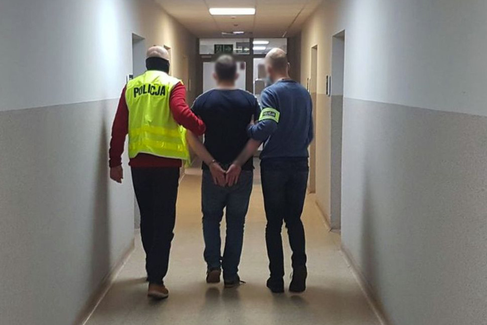 Polizisten aus Zielona Góra nahmen einen 26-jährigen Mann fest, der mit einem in Deutschland geklauten Mercedes Sprinter einen Unfall baute.