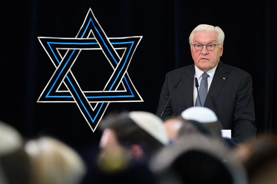 Bundespräsident Frank-Walter Steinmeier (68, SPD) eröffnet nach drei Jahren Bauzeit feierlich die jüdische Synagoge in Potsdam.