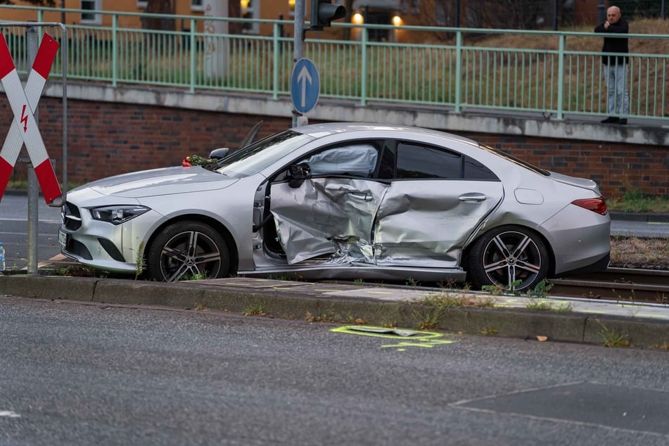 Bei einem Unfall in Köln-Mülheim wurde ein 40-Jähriger schwer verletzt.