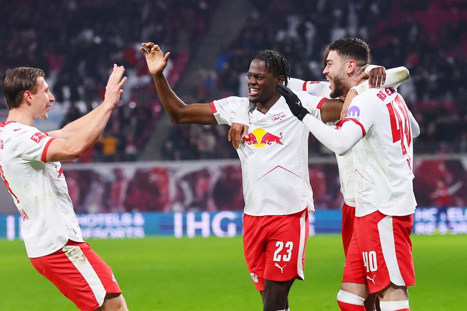 Castello Lukeba (M.) ist möglicherweise wieder einsatzbereit gegen den FC Bayern München.