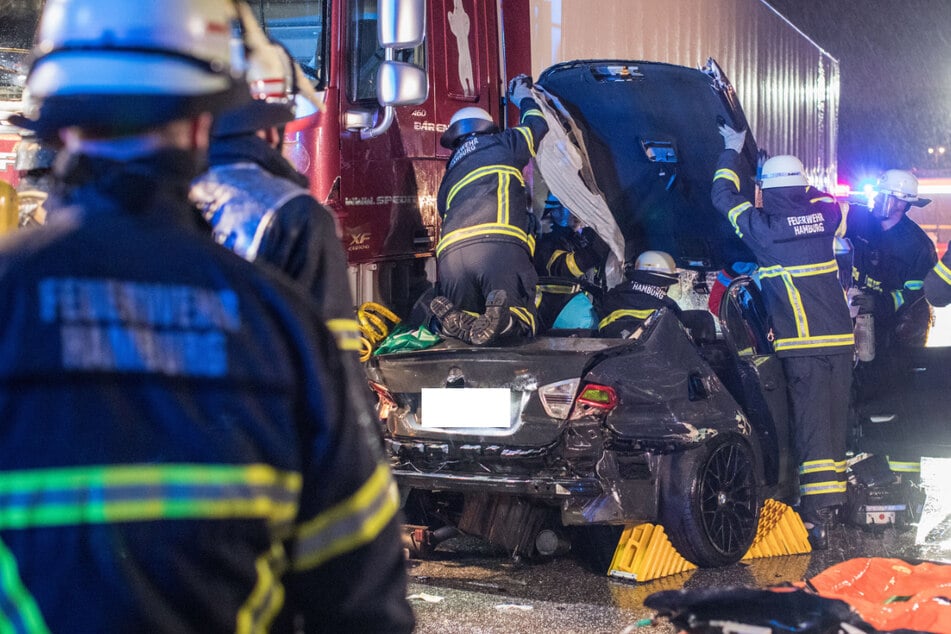 Unfall A1: Schwerer Unfall auf A1: BMW-Fahrer (24) schwebt in Lebensgefahr