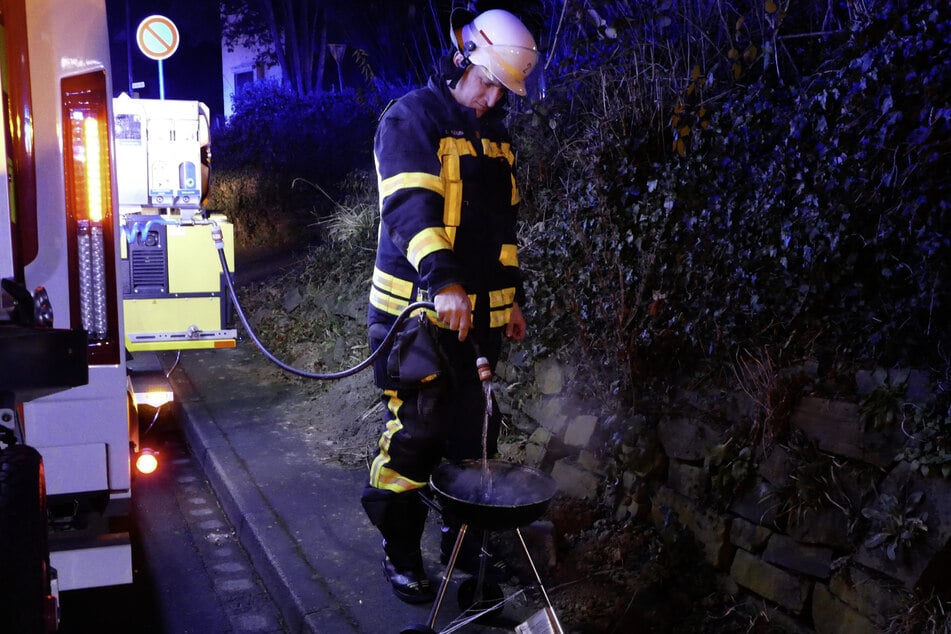 Die Feuerwehr holte den glühenden Grill aus der Wohnung und löschte ihn ab.