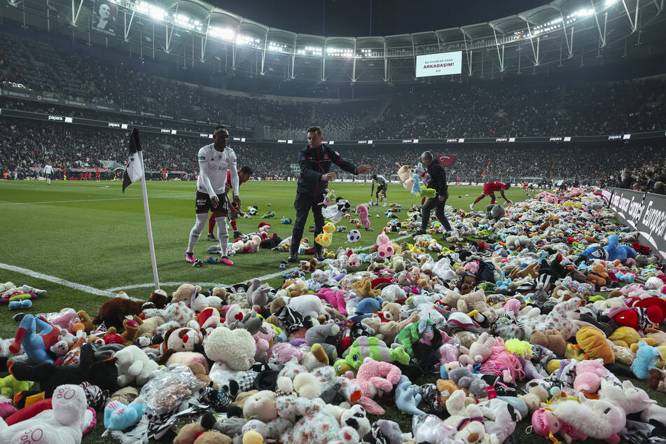 Große Geste für die Erdbeben-Opfer in der Türkei: Eine wahre Flut von Teddybären säumte das Stadion von Besiktas Istanbul.