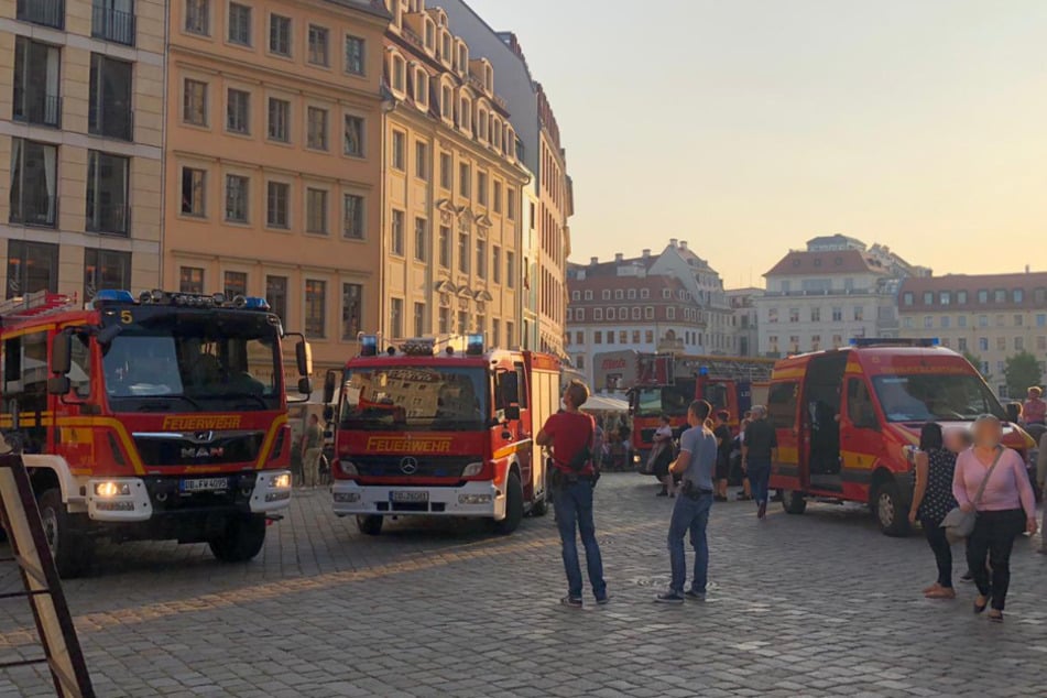 Schaulustige beobachteten die Ankunft der Feuerwehr.