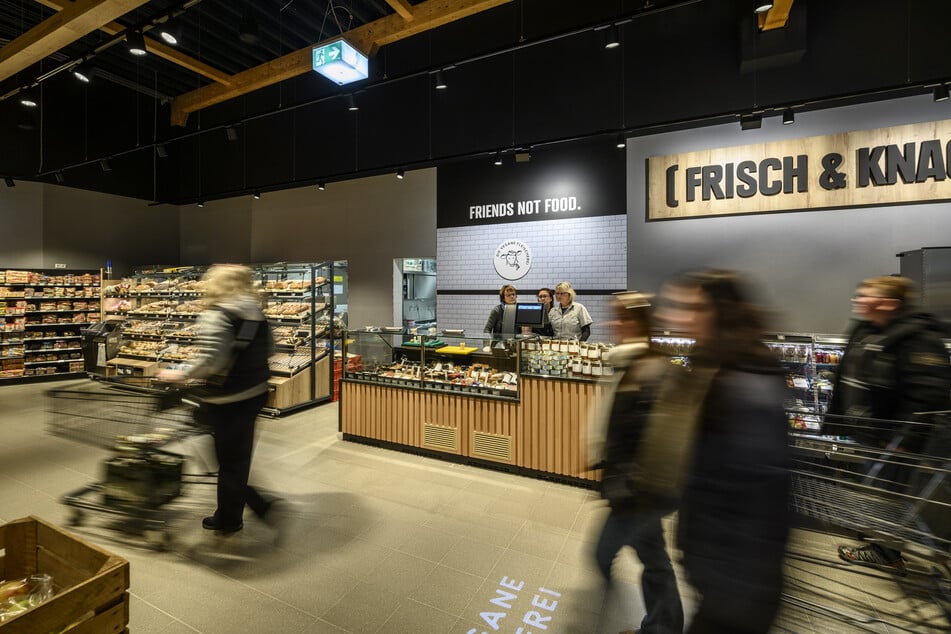 Das neue Edeka-Center hat eine vegane Fleischtheke - hier gibt's Currywurst, Schweine-Medaillons und Co.