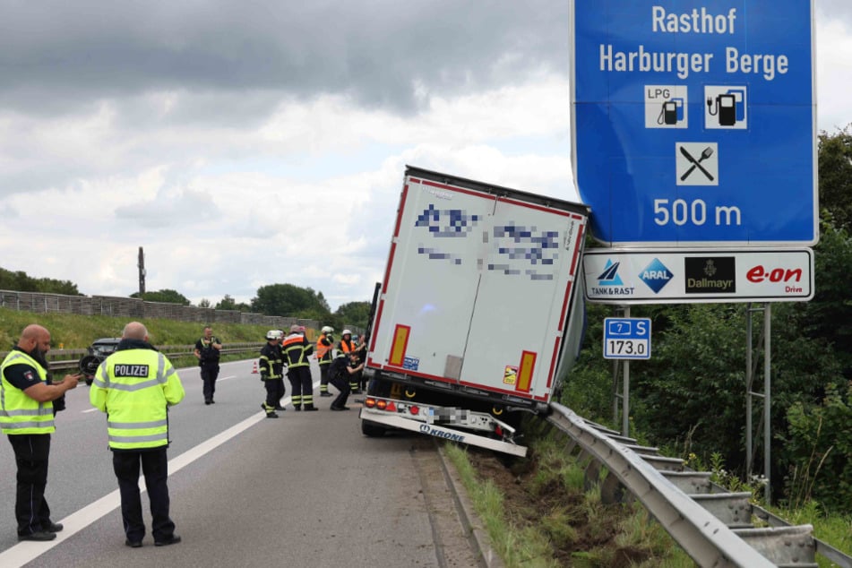 Unfall A7: Vollsperrung auf A7: Lkw-Fahrer fährt gegen Leitplanke