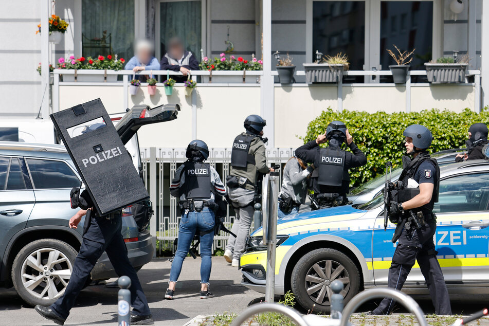 Nach den Schüssen in Dänischenhagen bereiten sich Polizisten bereiten in Kiel auf ihren Einsatz vor.