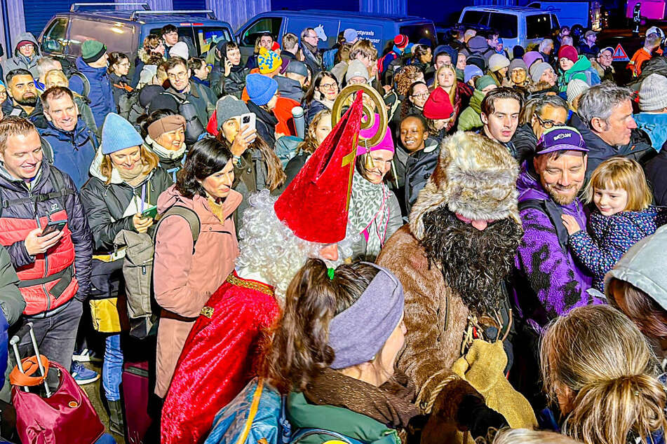 Rund 200 Passagiere mussten den ICE verlassen und auf den Ersatzverkehr warten. Der Nikolaus sorgte für kurzweilige Unterhaltung.