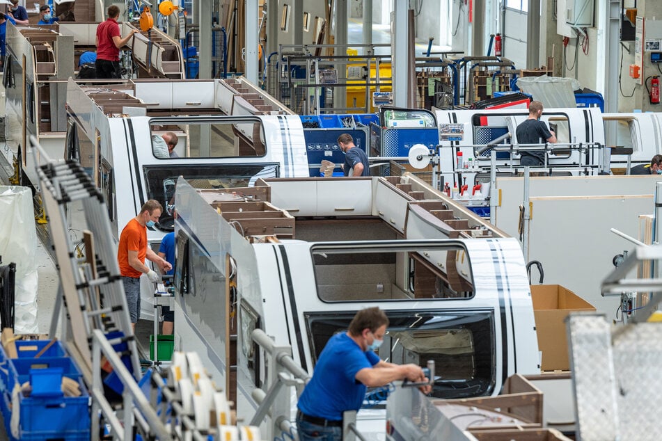 Arbeiter montieren Wohnwagen im Jandelsbrunner Werk der Knaus Tabbert AG. Inzwischen ruht hier die Produktion.