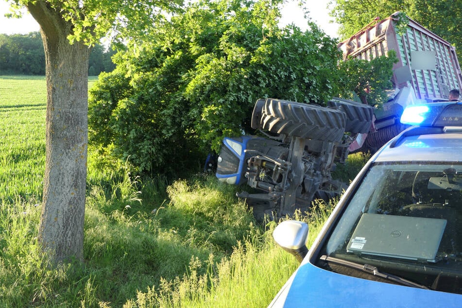 Anschließend landete das Fahrzeug im Straßengraben.