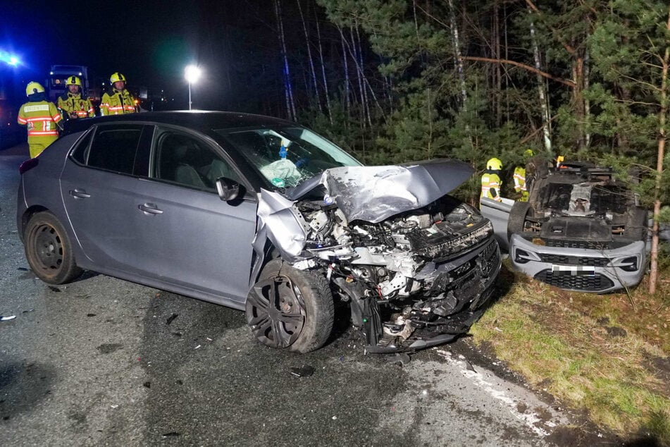 Ein Opel krachte am Donnerstagabend auf der B 156 in ein haltendes Fahrzeug.