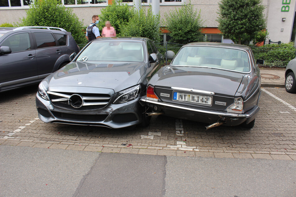 Unter den beschädigten Autos befindet sich auch ein Jaguar. Der entstandene Sachschaden wird auf insgesamt rund 30.000 Euro geschätzt.