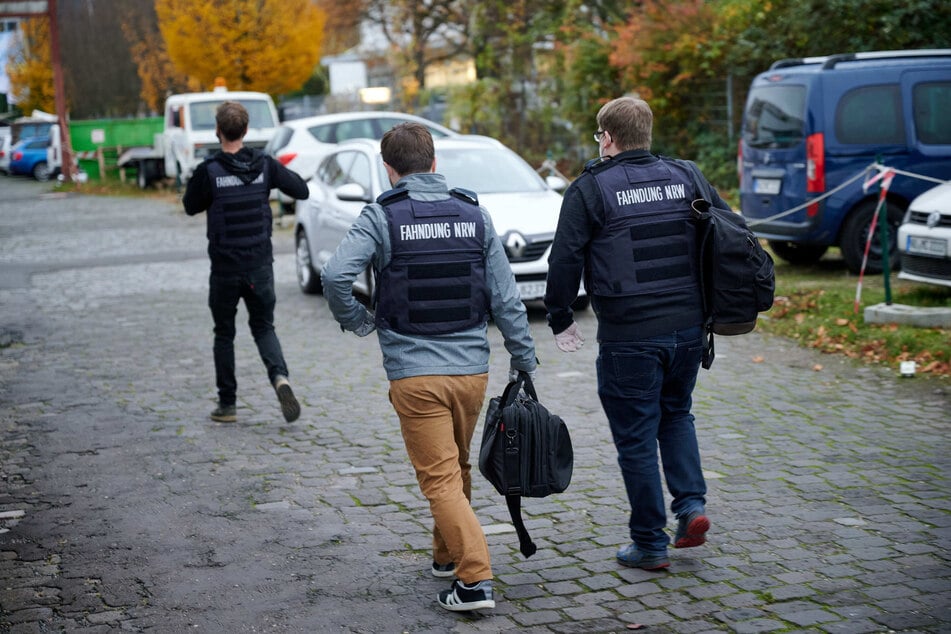 Ermittler verlassen nach einer Durchsuchungen wegen Drogenhandels das Gelände der Oskar-Jäger-Straße 145 in Köln