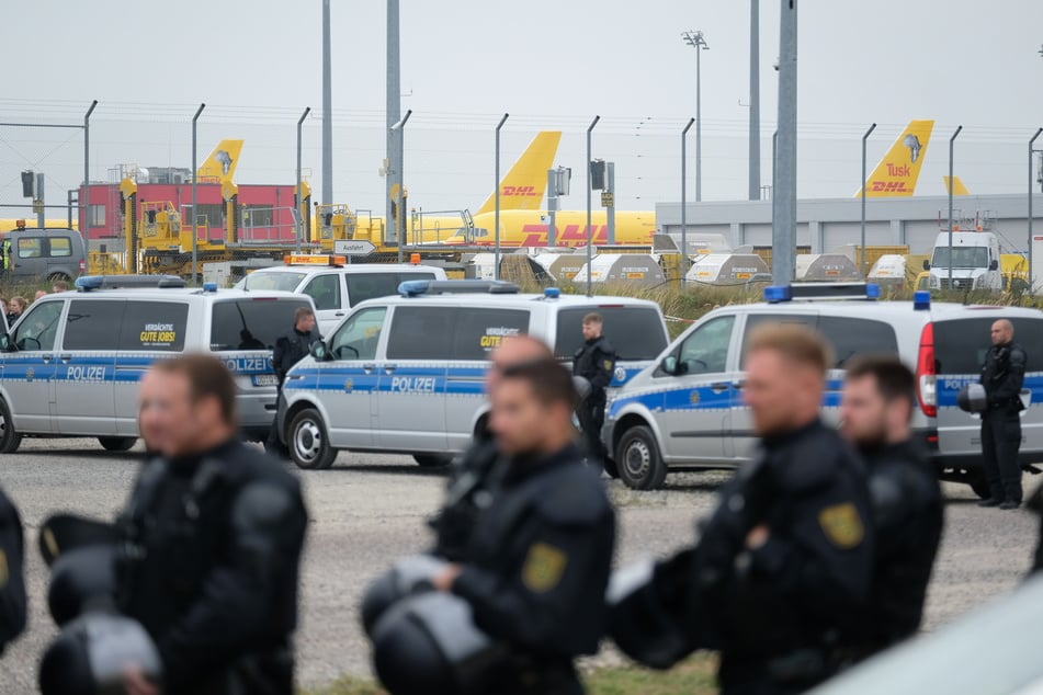 Einsatzkräfte der Bundespolizei sollen für eine erhöhte Sicherheit an Sachsens Flughäfen sorgen. (Archivbild)