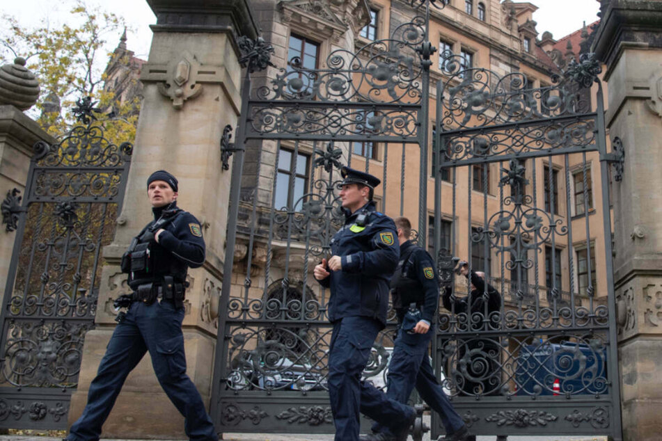 Polizisten verlassen das Residenzschloss in Dresden.