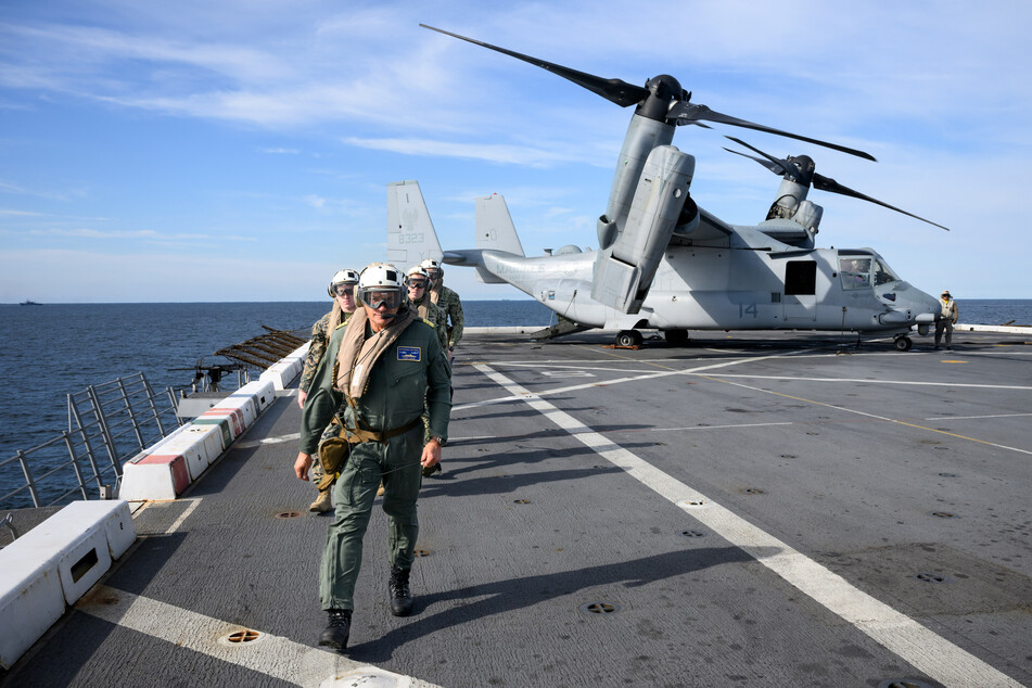 Vize-Admiral Frank Lenski (61) landete mit einer Ospreys der US-amerikanischen Nato-Alliierten auf dem Deck der "USS Mesa Verde".