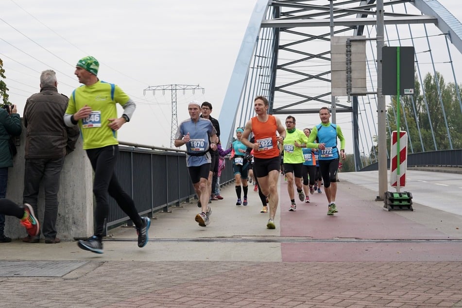 Sportlich unterwegs: Rund 3000 Teilnehmer starten beim Magdeburg Marathon.