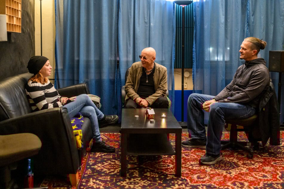 TAG24-Redakteurin Sarah Fuchs (37) im Gespräch mit Toni Krahl (76, M.) und dem Chemnitzer Produzenten Carsten Zeise.