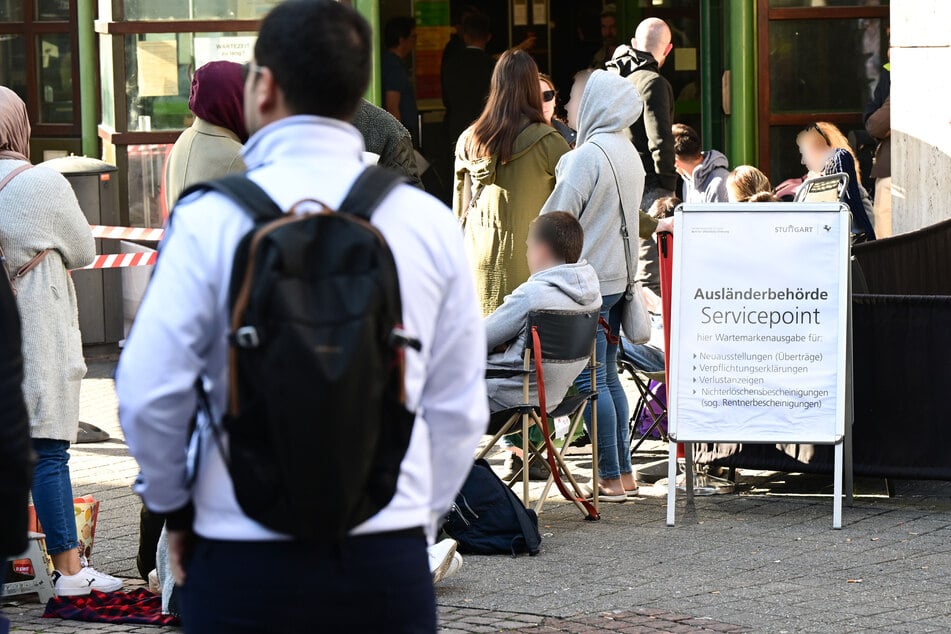 Lange Warteschlangen und viel Bürokratie-Frust sind Alltag vor der Stuttgarter Ausländerbehörde. Kein Wunder: Die Behörde muss sich um fast doppelt so viele Menschen kümmern, wie noch vor zehn Jahren.