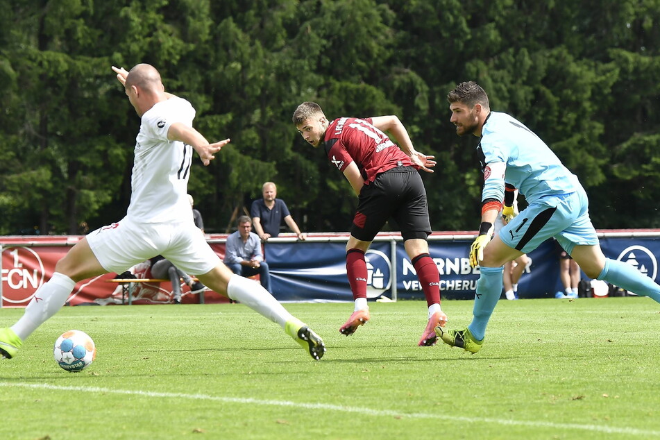 Hier konnte Adam Susac (32, l.) noch gegen Nürnbergs Erik Shuranov (19) retten, später unterlief Zwickaus Defensivmann ein Eigentor.