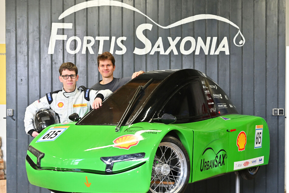 Die beiden TU-Studenten Nico Junghanns (24, l.) und Florian Zylla (24) von "Fortis Saxonia" haben mit ihrem Team das Wasserstoff-Fahrzeug "UrbanSAX" gebaut.