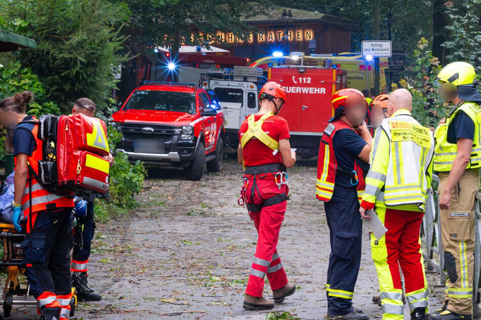Vor der Felsenbühne ist ein Großaufgebot von Feuerwehr- und Rettungskräften zu sehen.
