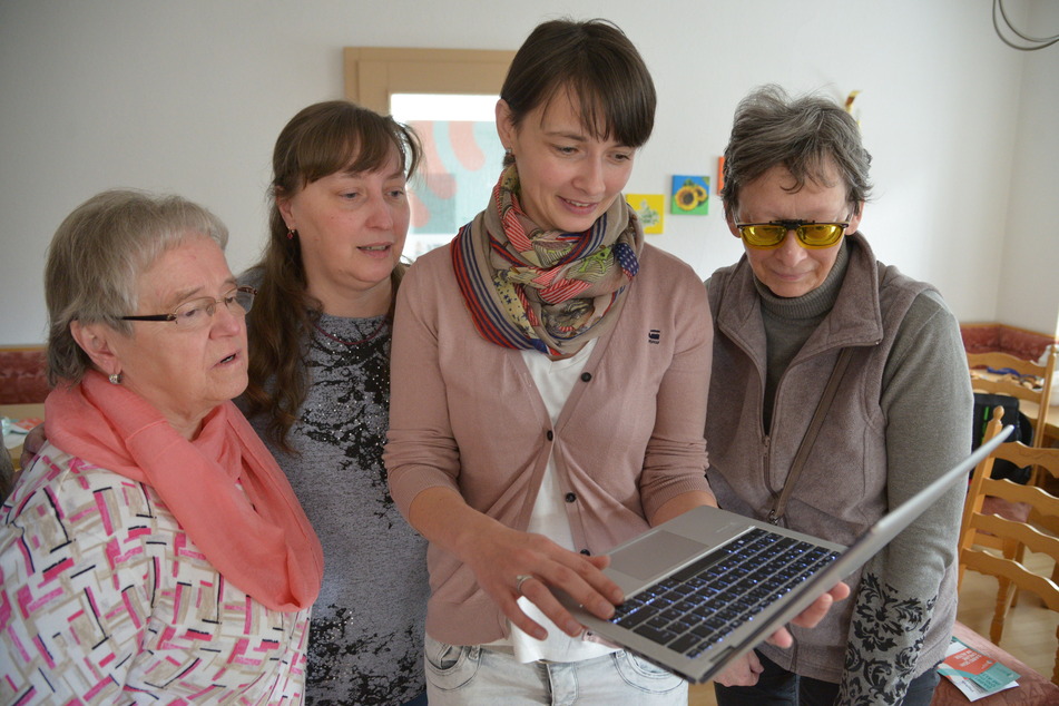 Monika Schirmeier (35, 2.v.r.) vom Infomobil "Digitaler Engel" zeigt Zschopauer Senioren, wie sie das Internet nutzen können.