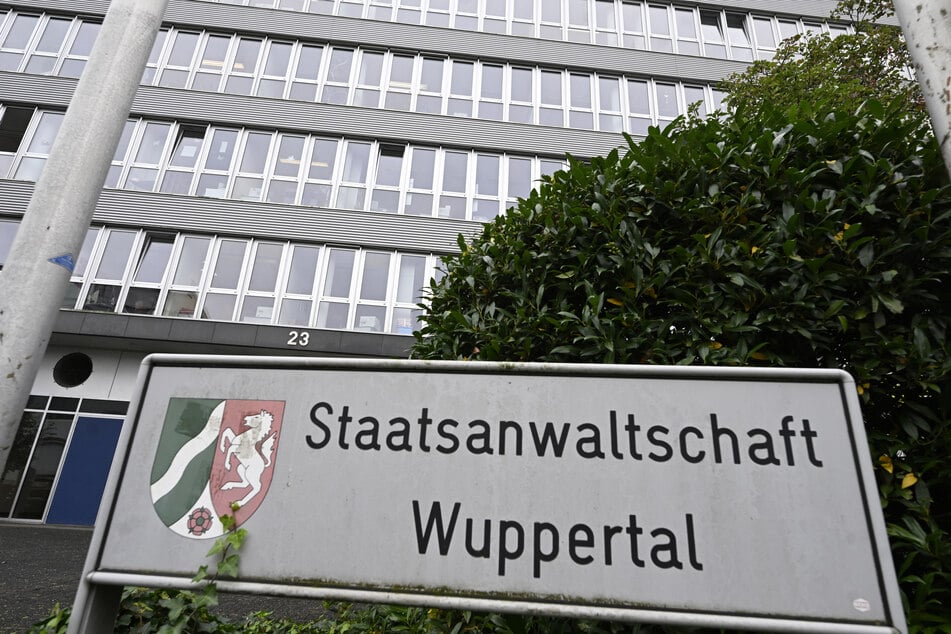 Die Wuppertaler Staatsanwaltschaft hat Ermittlungen gegen eine Krankenschwester eingeleitet, die Michael Schumacher zeitweise betreut hatte.