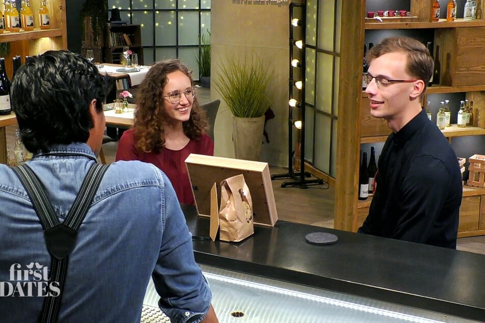 Für Katharina (18) ist das Kennenlernen mit Bastian (21) ein "First Date" im doppelten Sinne - die beiden verstehen sich jedoch auf Anhieb.