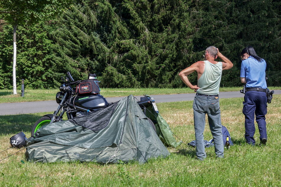 Vier Tage suchte der Schweizer René S. (70) sein Motorrad samt Zelt. Mit Polizeihauptmeisterin Nancy Rösner fand er seine Sachen am Queckenberg.
