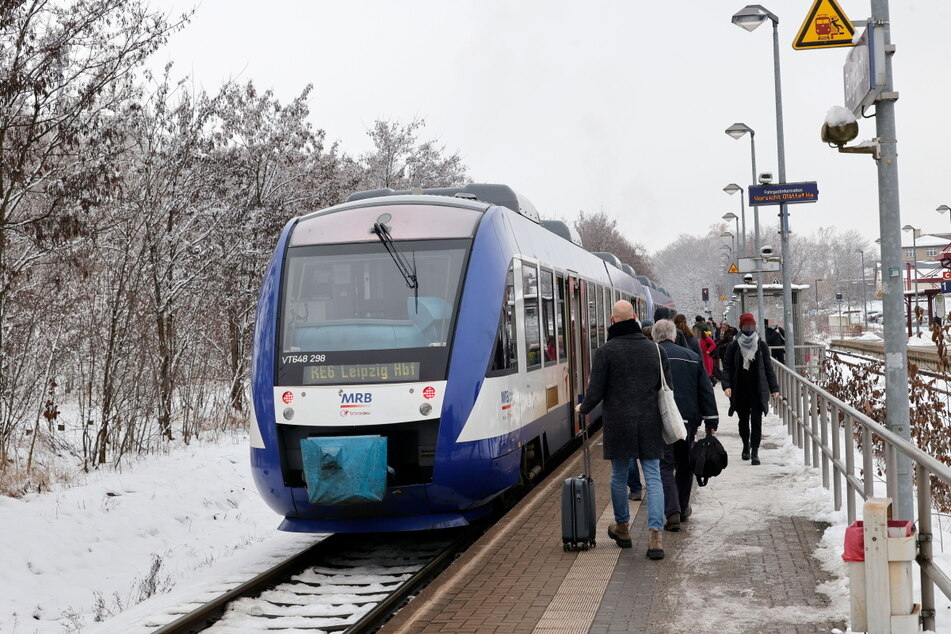 Nix geht mehr auf der Schiene von Chemnitz in Richtung Leipzig. Kabeldiebe haben den Abschnitt bis Burgstädt lahmgelegt. Es wurde ein Ersatzverkehr eingerichtet.