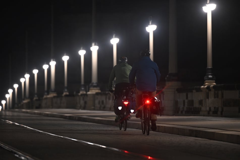 Auf der historischen Augustusbrücke "brennen" bereits LED-Lampen.