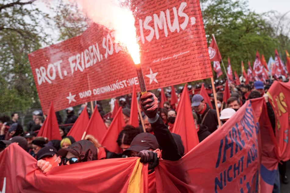 Für die Hauptdemonstration unter dem Motto "Revolutionärer 1. Mai" haben sich am Montagabend Tausende Teilnehmer in Berlin-Neukölln versammelt.