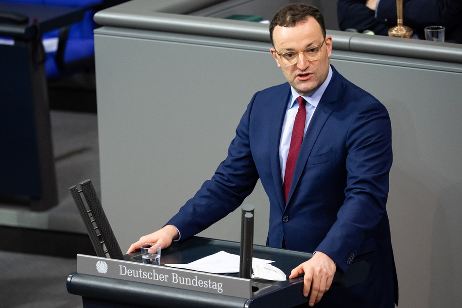 Jens Spahn (CDU), Bundesgesundheitsminister, spricht während der Aktuellen Stunde in der Plenarsitzung im Deutschen Bundestag.