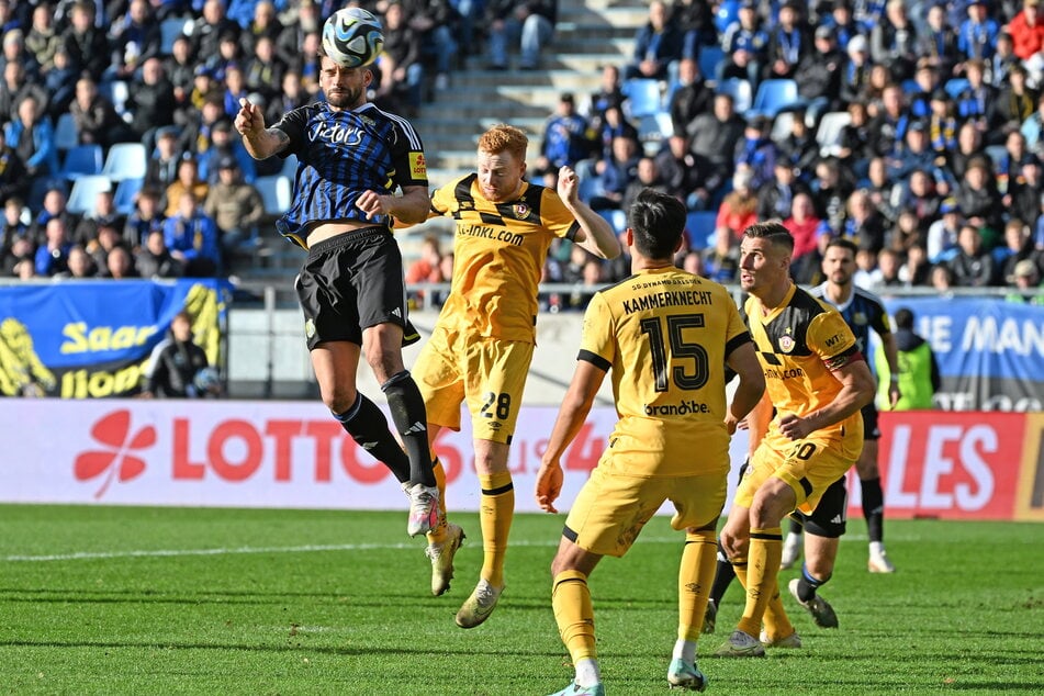 Die Abwehr stand zwar solide, doch das 0:1 von Kai Brünker (l.) konnte sie auch nicht verhindern.