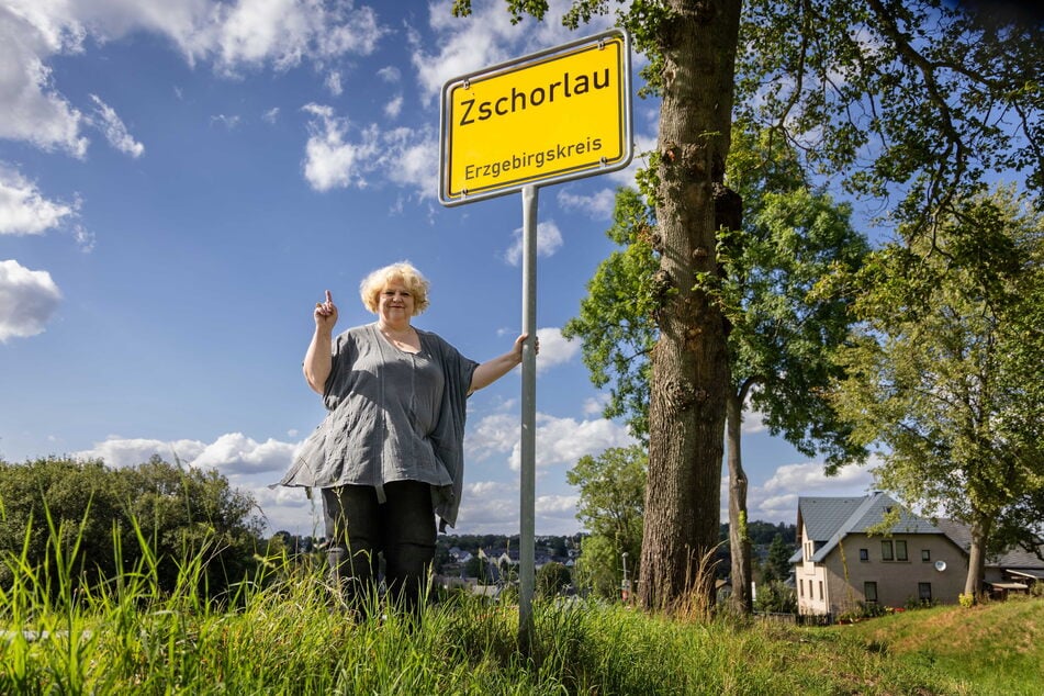Claudia Puhlfürst am Ortseingang von Zschorlau - das Dorf der "Mondputzer".