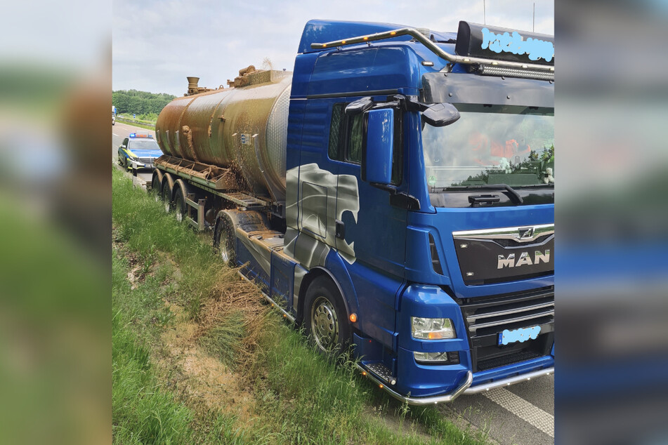 Die Gülle sprudelt aus dem beschädigten Tank auf die Autobahn.