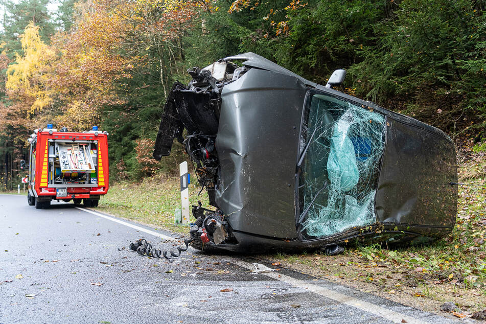 Der Toyota kam von der Straße ab und überschlug sich.