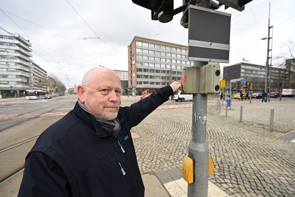 In der Hauptverkehrszeit öfter nötig: CVAG-Sprecher Uwe Albert (59) demonstriert das manuelle Aktivieren der Ampel für die Bahnen und Busse.