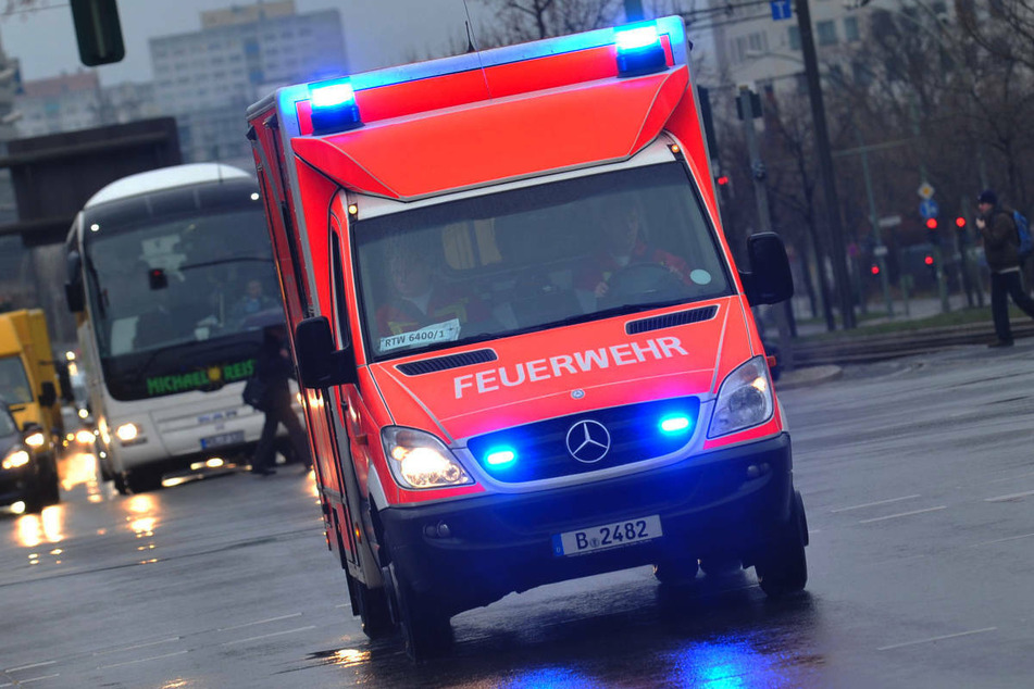 Ein Rollstuhlfahrer ist am Donnerstagabend in Berlin-Kreuzberg von einem Mercedes-Transporter erfasst und schwer am Kopf verletzt worden. (Symbolfoto)