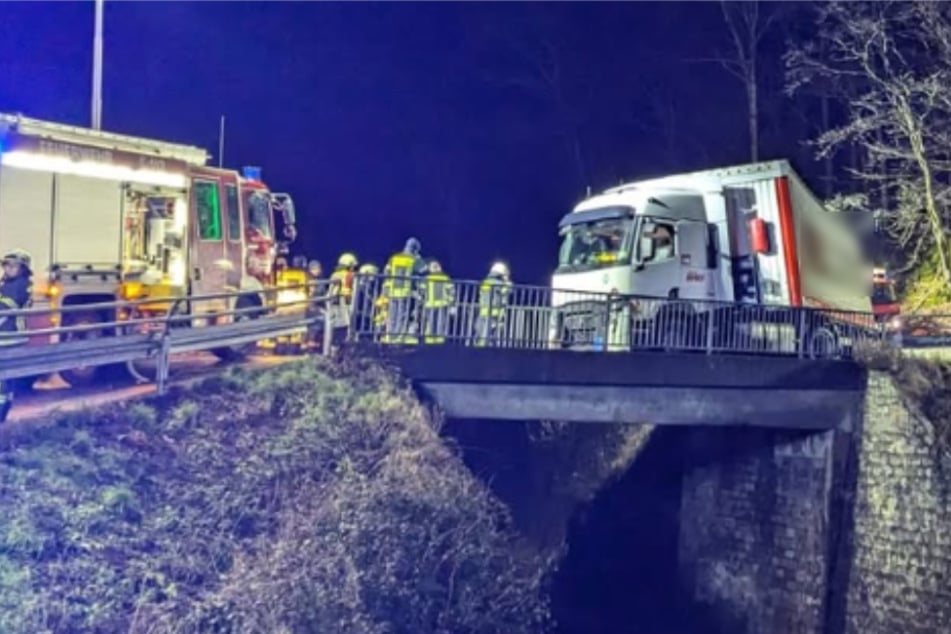 Dieser Lastwagen einer Speditionsfirma hatte sich am späten Dienstagabend an einer Brücken-Engstelle, die für LKW gesperrt ist, festgefahren.