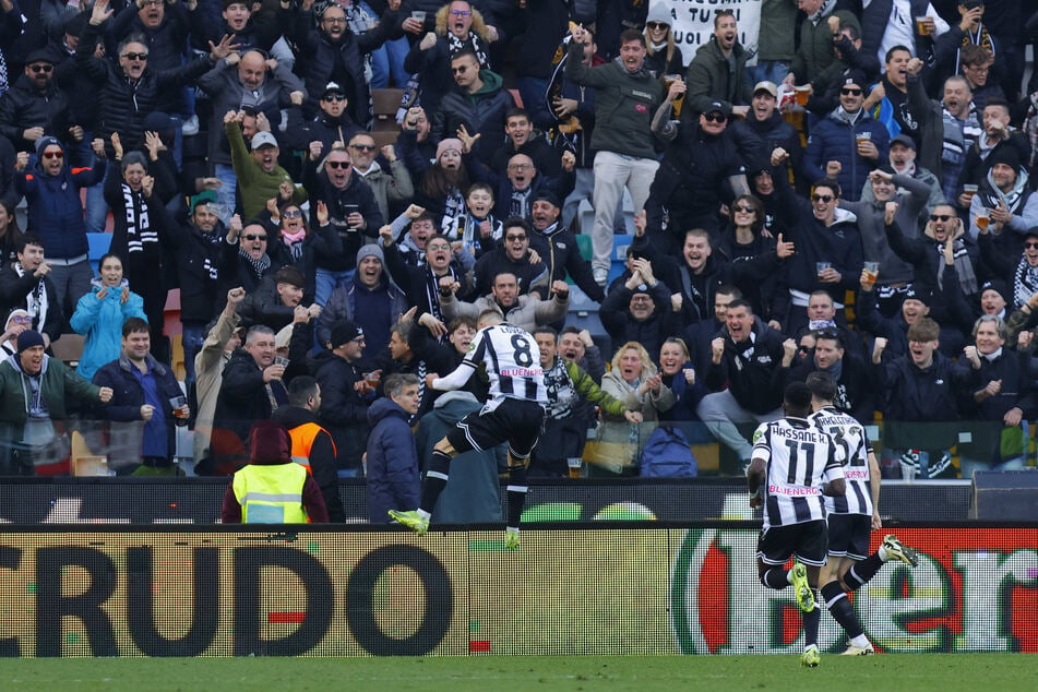 Durante el partido, los hinchas de Udine vitorearon la victoria de su equipo. Después, hinchas enmascarados habrían agredido a los de Venecia.