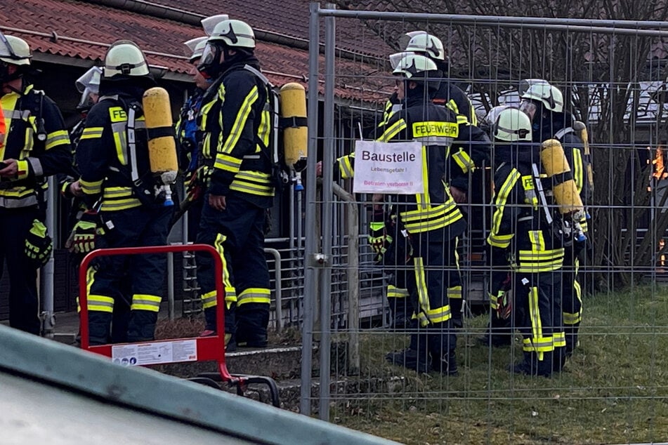 Einsatzkräfte in der Nähe des Kurgastzentrums von Horn-Bad Meinberg, wo aus noch ungeklärter Ursache natürliches Kohlendioxid aus dem Boden strömt.