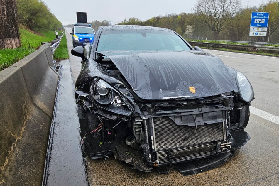 Unfall A4: Porsche-Unfall auf A4 in Sachsen: Autobahn kurzzeitig gesperrt