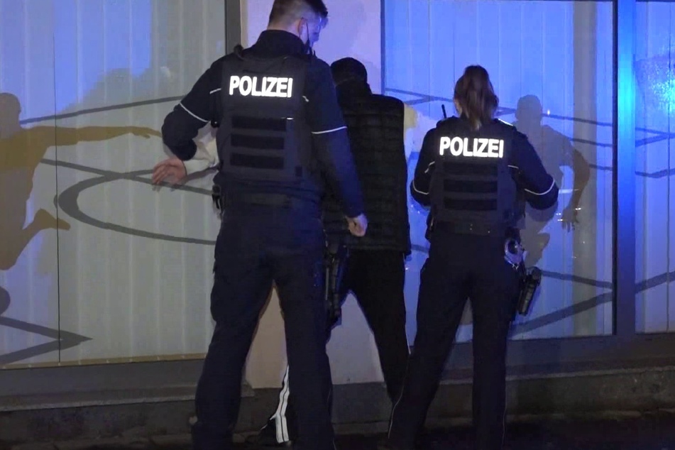 Ein wütender Mob aus etwa 50 Menschen randalierte in der Silvesternacht auf dem Altenessener Markt. Nun sucht die Polizei nach Zeugen.